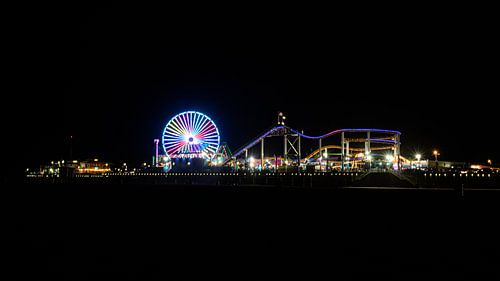 Pretpark bij nacht op een pier