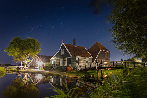 Sternschnuppen über dem Catharina Hoeve – Zaanse Schans, Zaandam von Daan Duvillier | Stimmungsvolle Stadt- und Landschaftsfotos