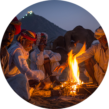 Kamelenhandelaars aan het kampvuur in Pushkar van Teun Janssen