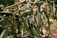 Fietsen tegen de leuning op een brug