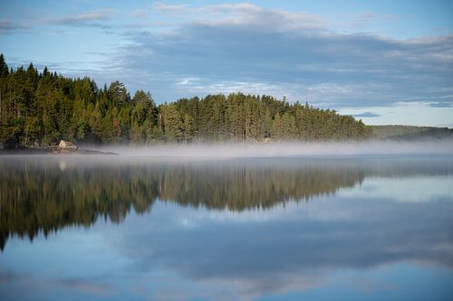 Ochtend aan het meer in Noorwegen