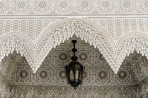 Architectuur arabische ornamenten van een plafond met lamp van Dieter Walther