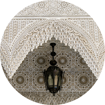 Architectuur arabische ornamenten van een plafond met lamp van Dieter Walther
