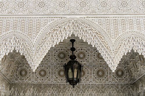 Architectuur arabische ornamenten van een plafond met lamp