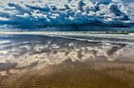 zeegezicht met spiegelende donderwolken boven de Noordzee  van eric van der eijk thumbnail