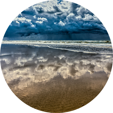 zeegezicht met spiegelende donderwolken boven de Noordzee  van eric van der eijk