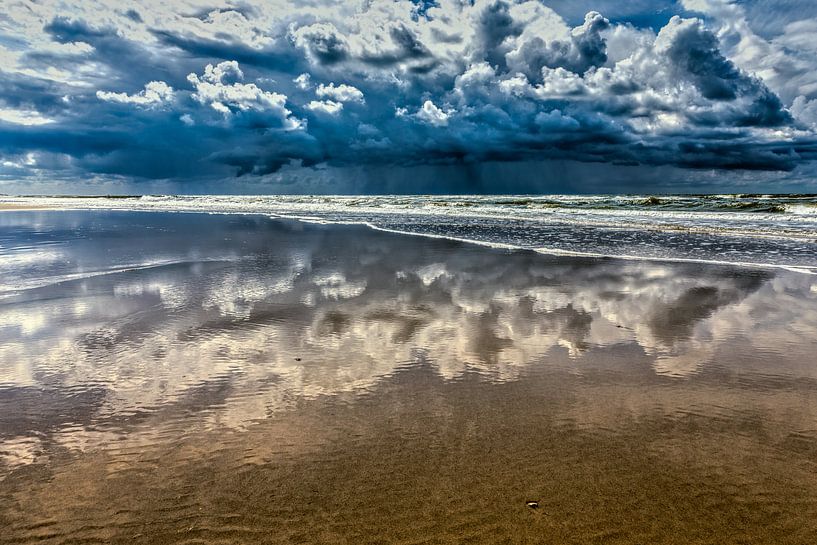 zeegezicht met spiegelende donderwolken boven de Noordzee  van eric van der eijk