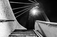 Trap naar de Willemsbrug in Rotterdam (zwart-wit)