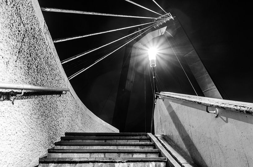 Treppe zur Willemsbrug in Rotterdam (schwarz-weiß) von Maurice Verschuur