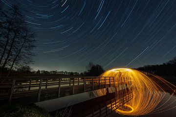 Traînées d'étoiles et étincelles sur le pont de Hay