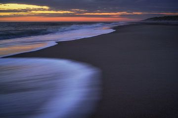 Golven na zonsondergang aan zee van Leinemeister