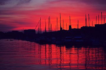 Marseille in vuur en vlam bij zonsondergang van Carolina Reina