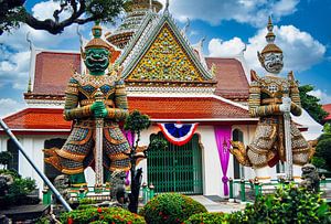 Gardes farouches en pierre au temple bouddhiste Wat Pho à Bangkok, en Thaïlande. sur Dieter Walther