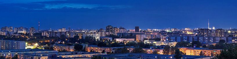 Berlin Panorama-Skyline Marzahn-Hellerdorf zur blauen Stunde von Frank Herrmann