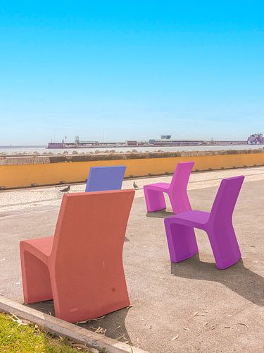gekleurde stoelen