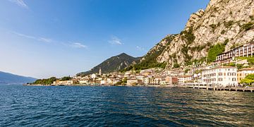 Panoramisch uitzicht op Limone sul Garda aan het Gardameer van Werner Dieterich