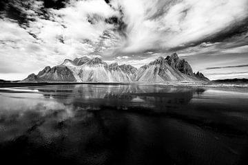 IJsland in Black and White, Vestrahorn & Stokksnes van Mark de Weger