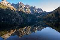 Het Antholz-meer in de Zuid-Tiroolse Dolomieten
