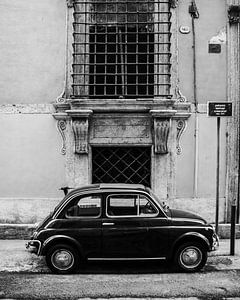 Oude fiat 500 in de straten van Rome van Dayenne van Peperstraten