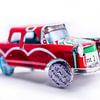 klassisches Auto kubanisches rotes Auto Nahaufnahme eines handgefertigten Blechspielzeugautos in Min von Dorus Marchal