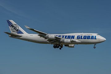 Boeing 747-400 Van Western Global Airlines (vrachtmaatschappij) in de landing op de Kaagbaan bij Sch
