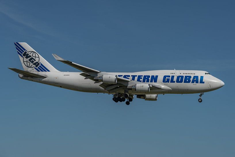 Boeing 747-400 Van Western Global Airlines (vrachtmaatschappij) in de landing op de Kaagbaan bij Sch van Jaap van den Berg