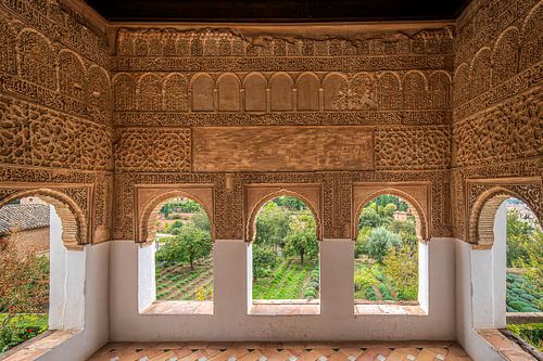 Alhambra bogen met uitzicht op de tuin