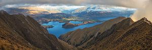 Panorama van het Nieuw-Zeelandse Wanaka-meer van Jean Claude Castor