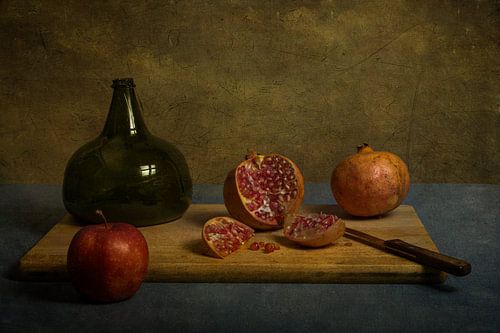 Granatäpfel und ein Apfel