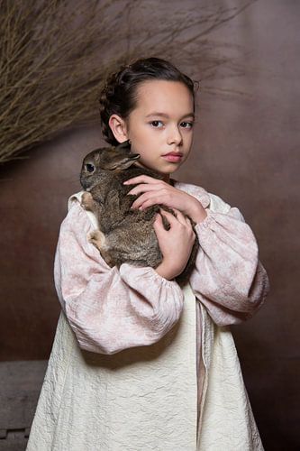 Fille avec un lapin