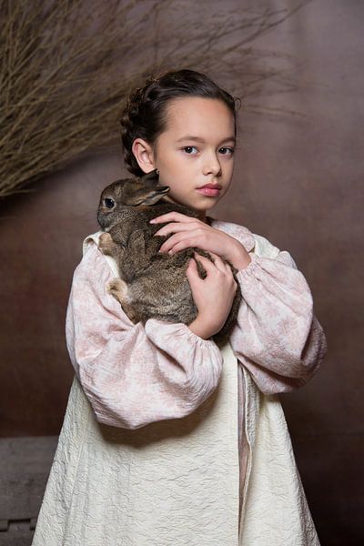 Fille avec un lapin par Carine Belzon
