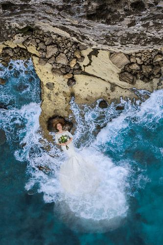 Intrigerende Beeldbewerking: Vrouw Op Eilandrand Te Midden Van Zeechaos