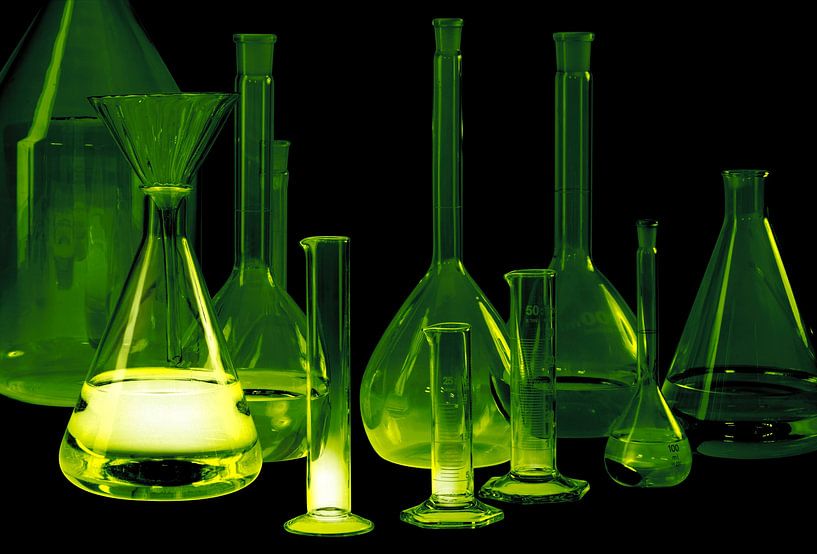 Levendig verlicht laboratoriumglaswerk van Achim Prill