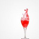 Rood water Splash in wijnglas (vierkant) van Gig-Pic by Sander van den Berg thumbnail