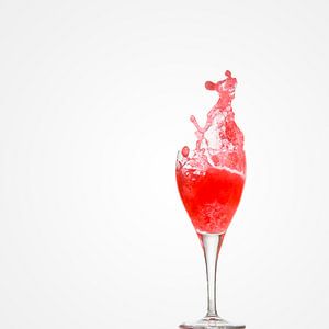 Rood water Splash in wijnglas (vierkant) van Gig-Pic by Sander van den Berg