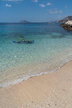 Turquoise zeewater en duiken in Calpe van Adriana Mueller