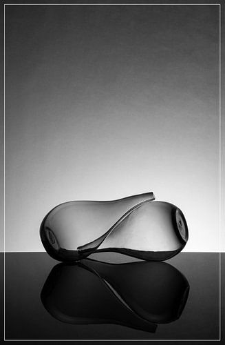 Zwei spitz zulaufende Vasen gegeneinander auf hochglänzendem Hintergrund. von Gerhard de Wit