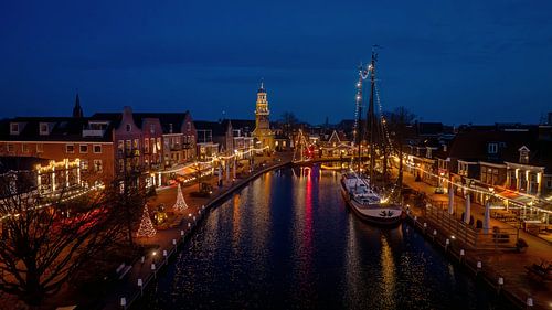 Nacht in feestelijk licht in het centrum van Lemmer in Friesland Nederland