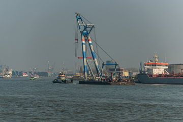 Hijsschip in de haven van Rotterdam. van Brian Morgan