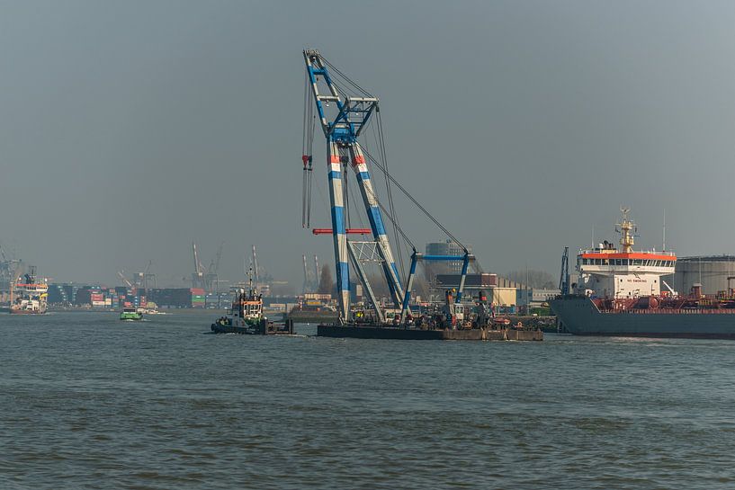 Hijsschip in de haven van Rotterdam. van Brian Morgan