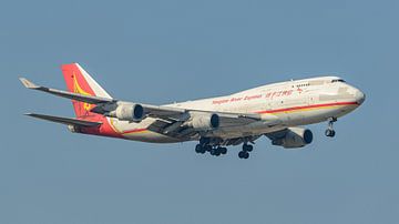 Yangtze River Express Boeing 747-400 vrachtvliegtuig. van Jaap van den Berg