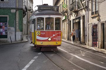 Tram 28 in het gouden tegenlicht - straatbeeld van Lissabon van Rolf Schnepp