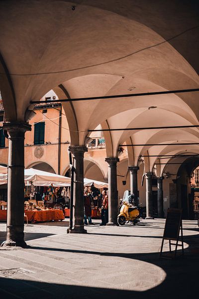 Straßenszene Pisa, Italien von Dayenne van Peperstraten