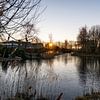 Un beau lever de soleil au bord de l'eau sur Roosmarijn Jongstra