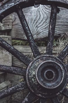 Altes hölzernes Wagenrad