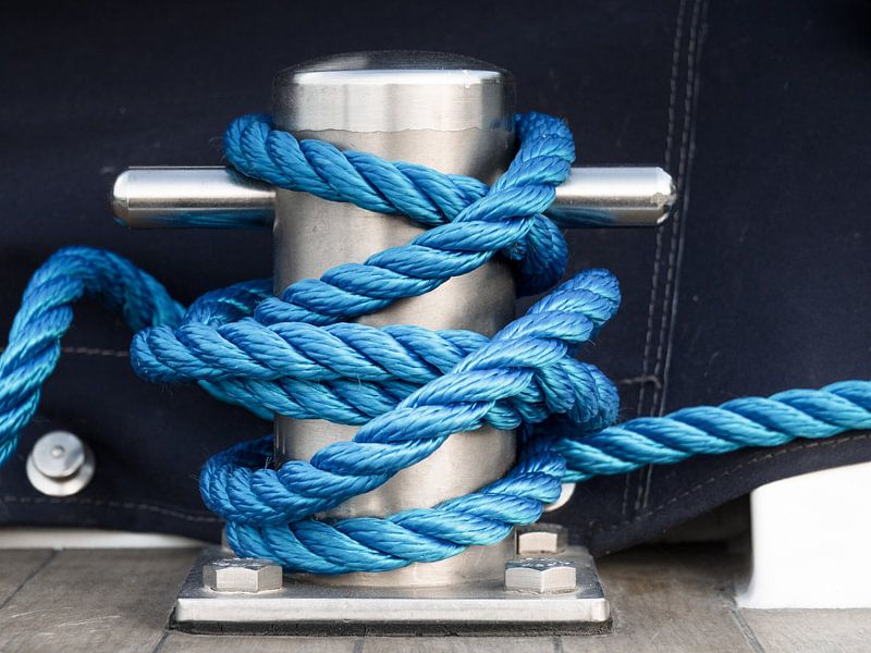 an einem Poller befestigte Festmacherleinen von Martijn Tilroe