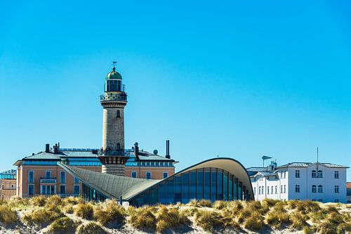 Blick auf den Leuchtturm und Teepott in Warnemünde