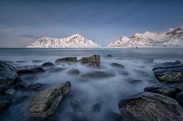 Nacht boven Skaksanden-strand - Mooie Lofoten van Rolf Schnepp