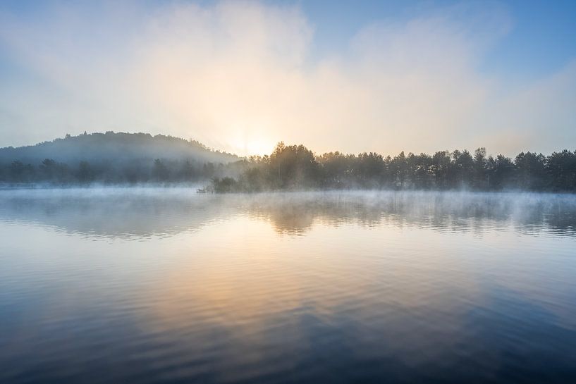 Kunstlandschaft eines nebligen Sonnenaufgangs am Wasser von John van de Gazelle fotografie