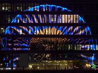 Reflectie van een reuzenrad in het gebouw